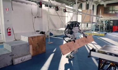 Boston Dynamics’in insansı robotu bu sefer de inşaat iskelesine çıktı