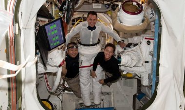 Astronotlar Dünya'ya döndü: Uzay İstasyonu'nun 4 mürettebatını taşıyan kapsül iniş yaptı