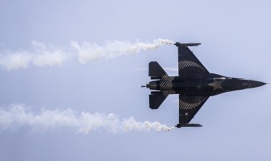 TEKNOFEST İstanbul kapılarını açtı: Solotürk'ten gösteri uçuşu